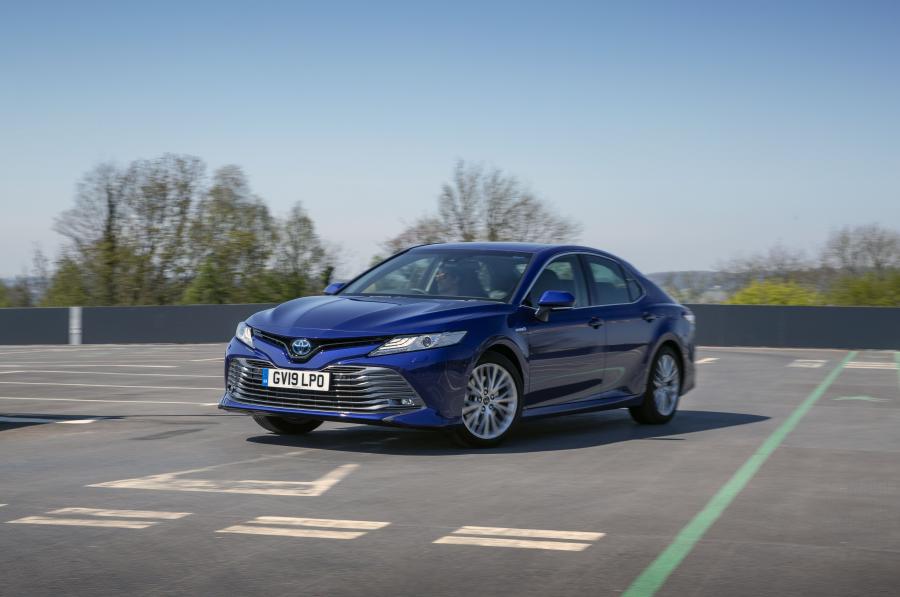  Toyota Camry Hybrid 2019 года  (UK) (фото 17 из 40)